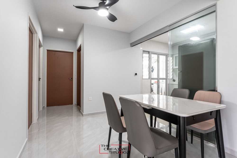 Minimalist Dining Room with Dining Table and Dining Chairs