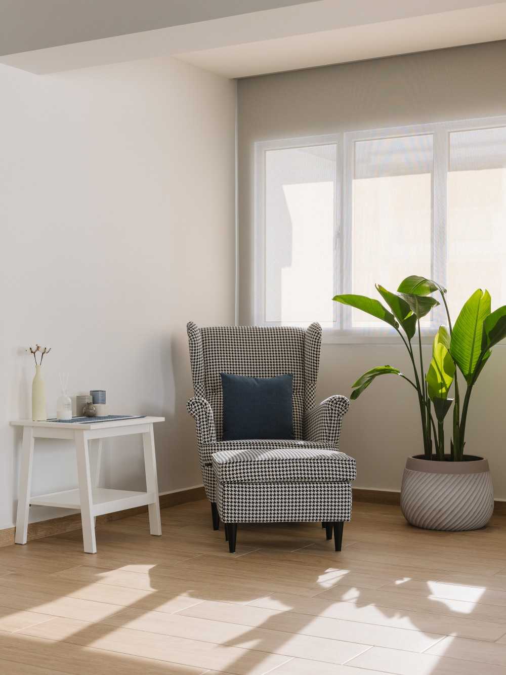 Scandinavian Foyer with Wood Flooring and Roller Blinds