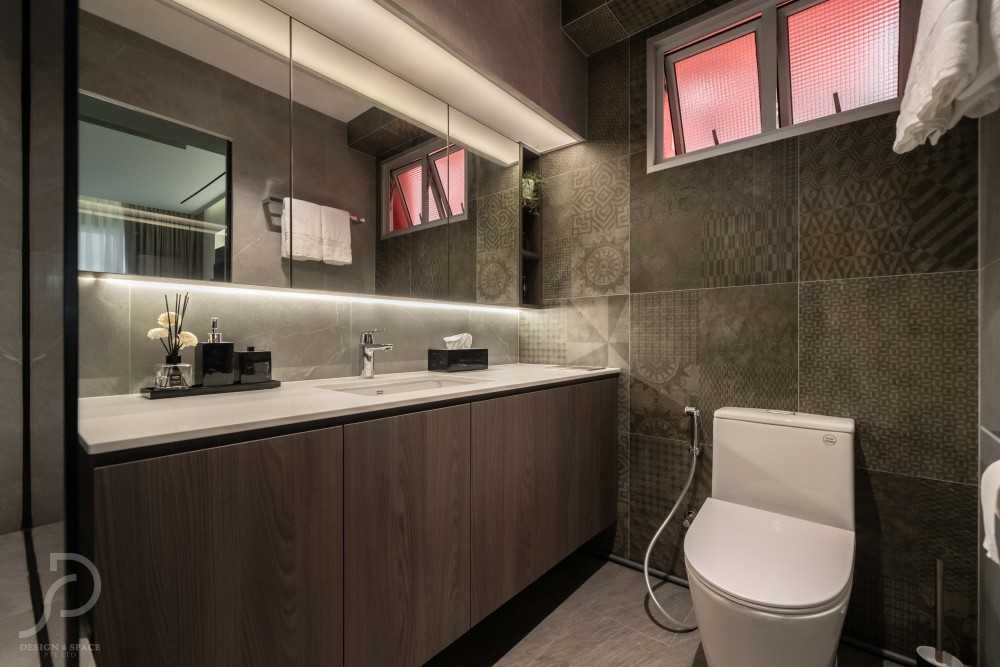 Modern Bathroom with Wood Flooring and Mirror