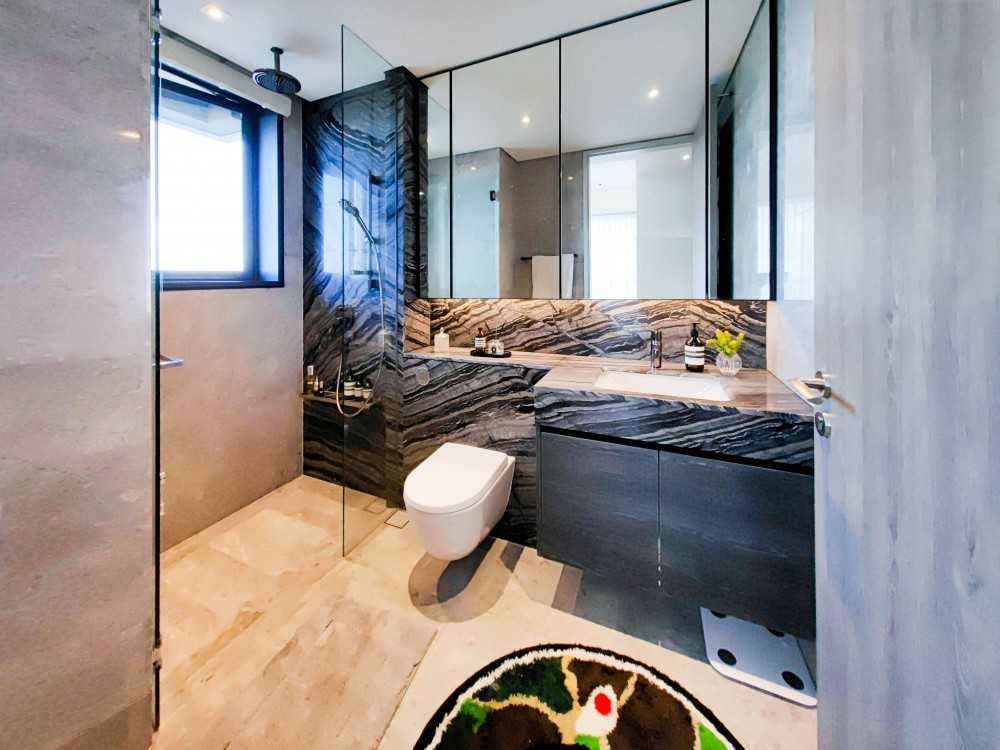 Modern Bathroom with Mirror and Bathroom Storage
