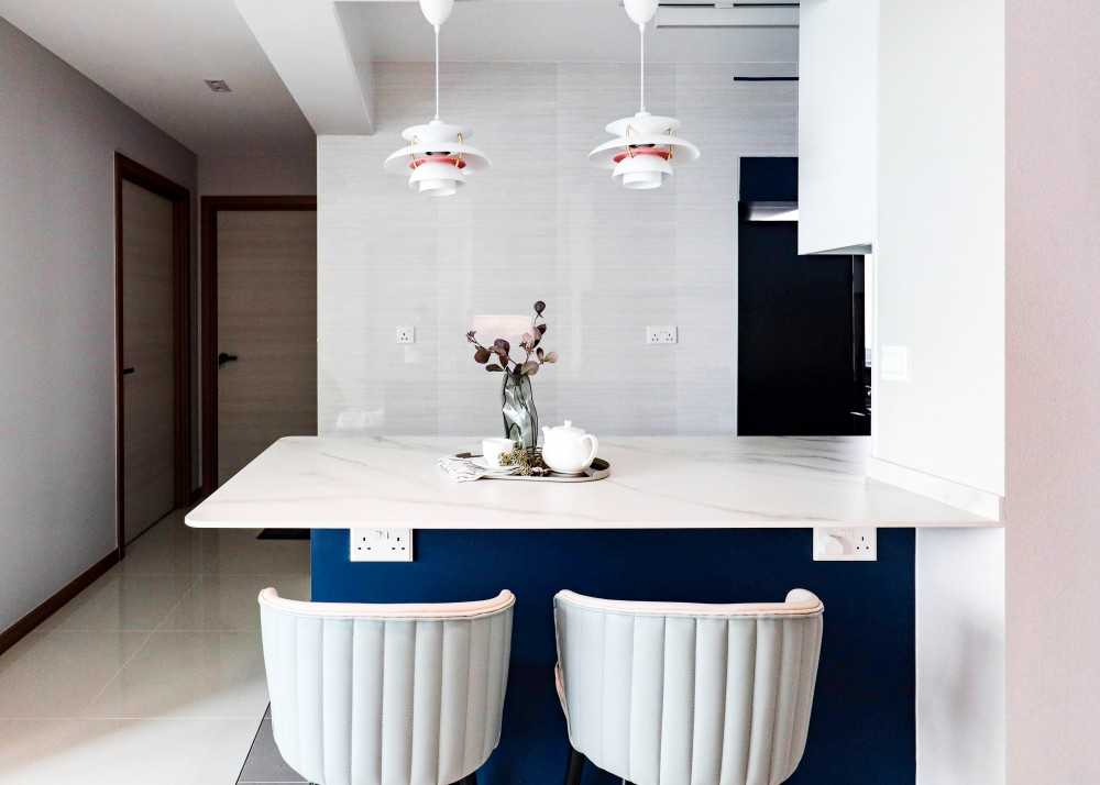 Modern Dining Room with Dining Table and Dining Chairs