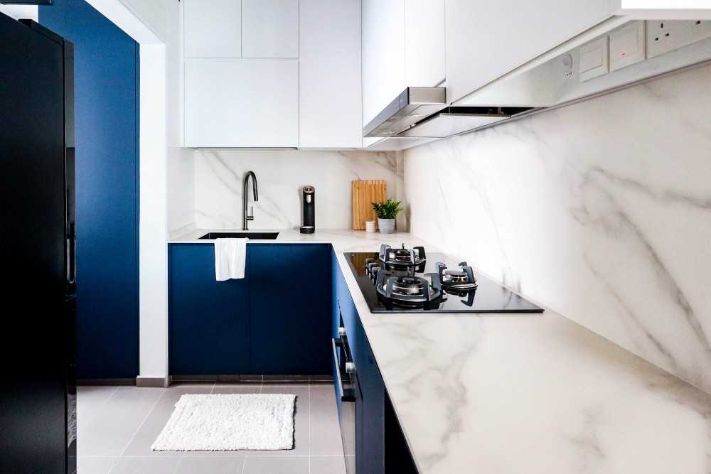 Modern Kitchen with Countertop and Homogeneous Tiles