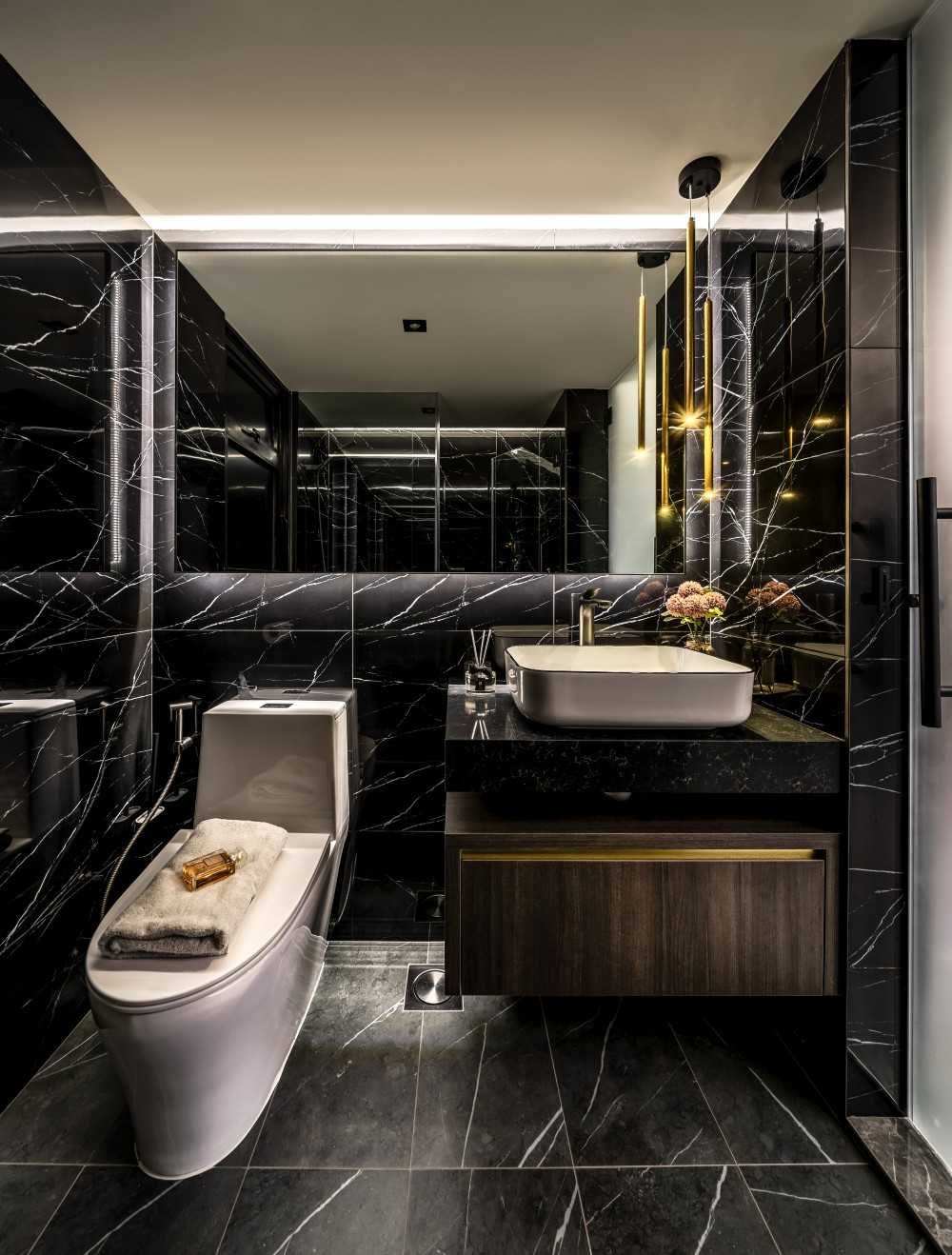 Modern Bathroom with Countertop and Mirror