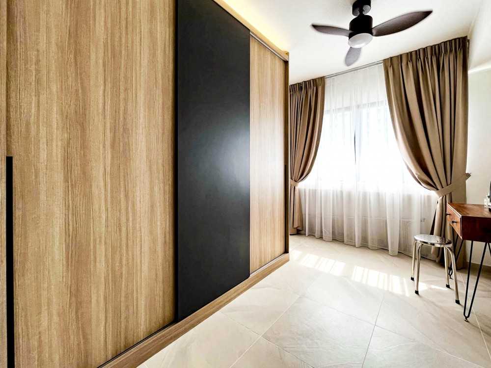 Scandinavian Walk-in Wardrobe with Wardrobe and Vanity Counter