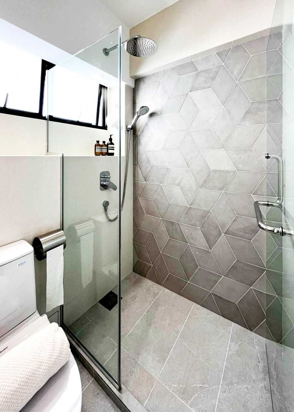Scandinavian Bathroom with Homogeneous Tiles and Shower Screen