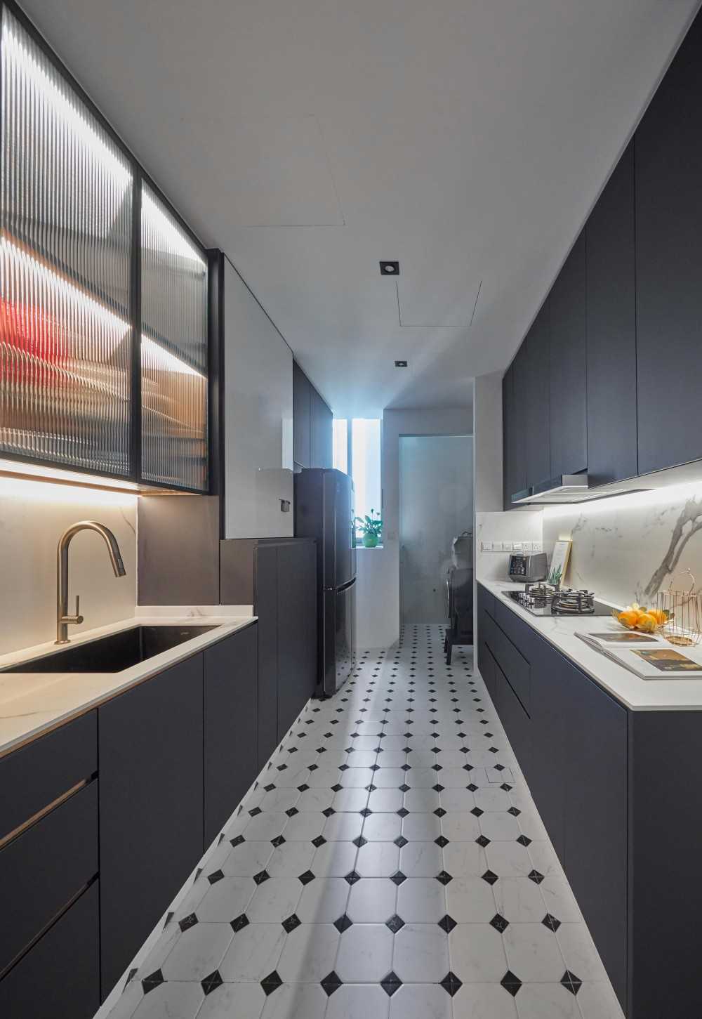 Modern Kitchen with Kitchen Window and Kitchen Backsplash
