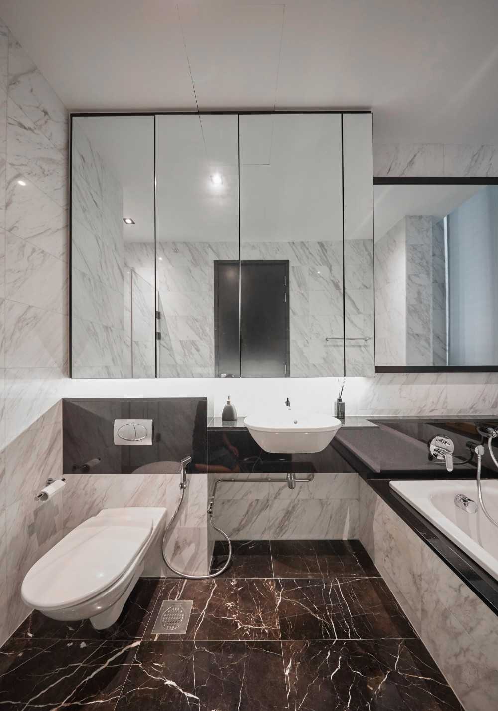 Modern Bathroom with Mirror and Bathroom Storage