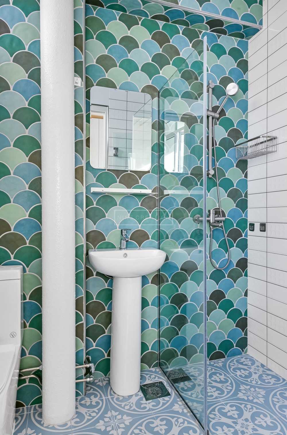 Contemporary Bathroom with Homogeneous Tiles and Shower Screen