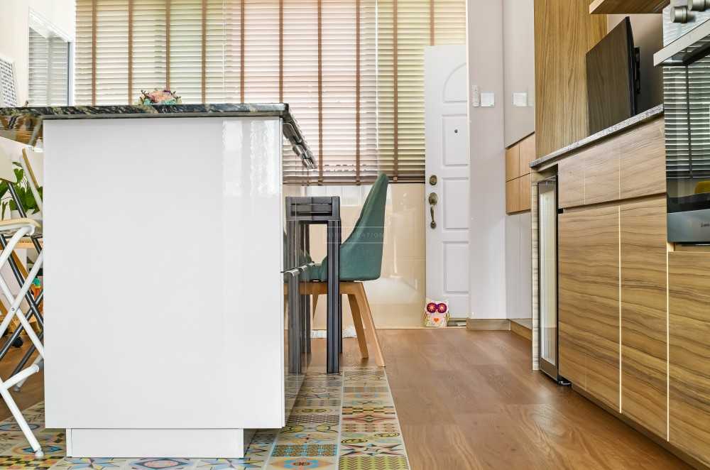 Contemporary Dining Room with Homogeneous Tiles and Kitchen Island