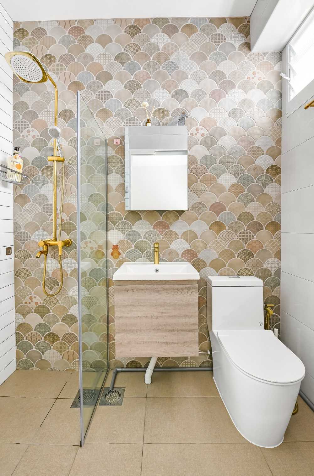Contemporary Bathroom with Homogeneous Tiles and Shower Screen