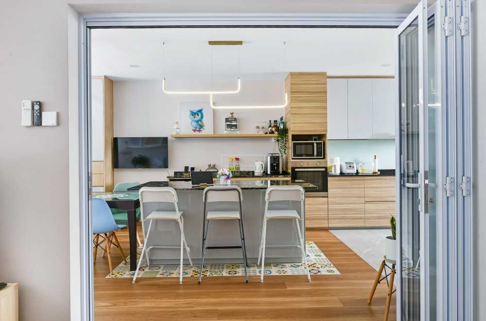 Contemporary Dining Room with Bookshelf and Homogeneous Tiles