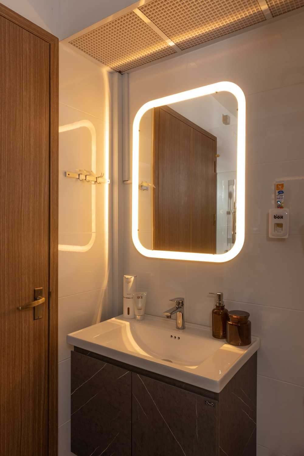 Contemporary Bathroom with Mirror and Storage Cabinets
