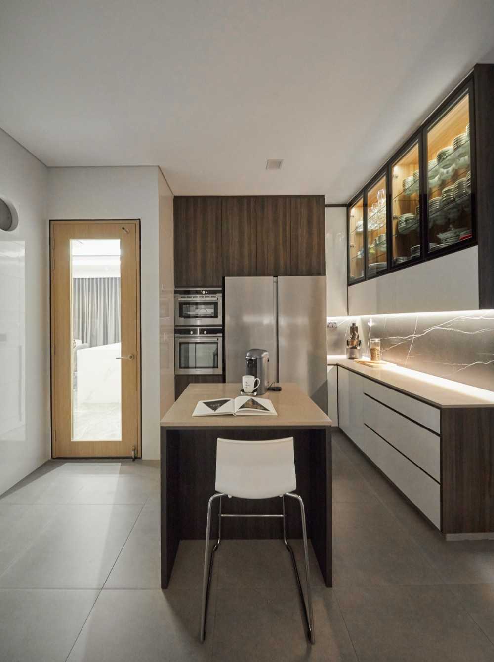 Modern Kitchen with Kitchen Window and Kitchen Backsplash