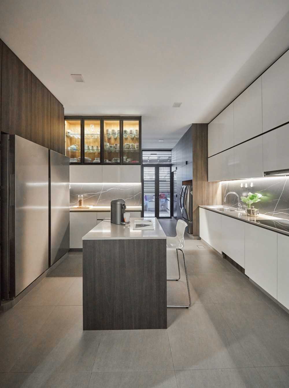 Modern Kitchen with Kitchen Window and Kitchen Backsplash