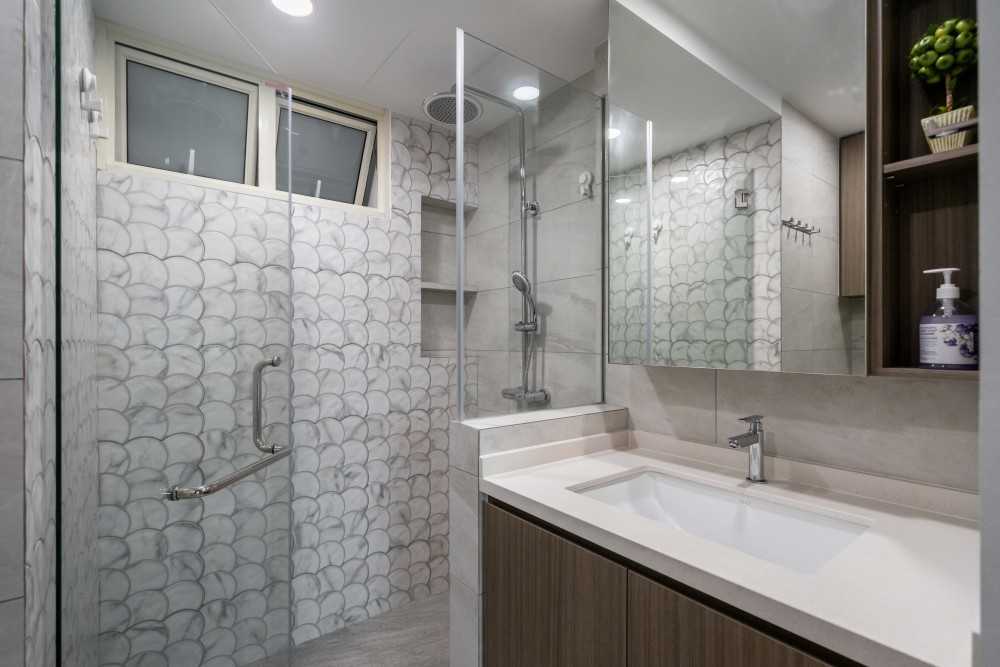 Contemporary Bathroom with Homogeneous Tiles and Herringbone Tiling
