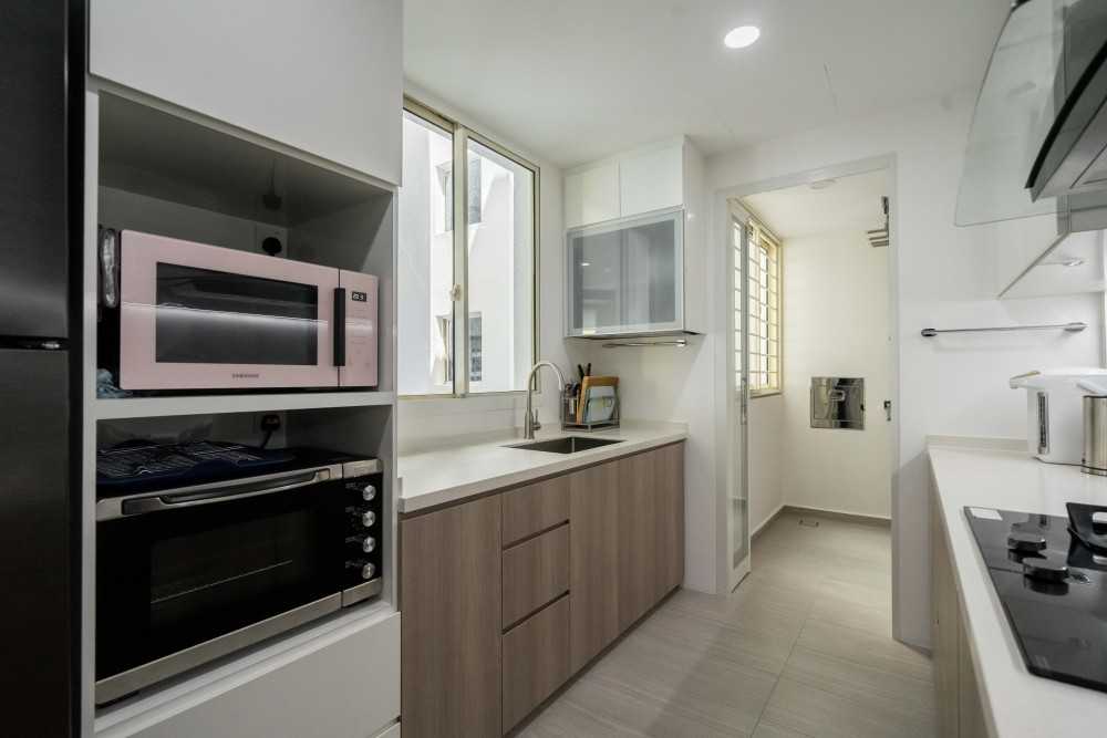 Contemporary Kitchen with Vinyl Flooring and Homogeneous Tiles