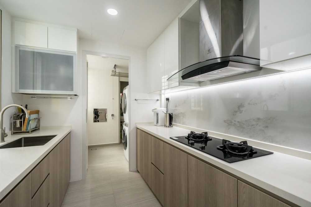 Contemporary Kitchen with Vinyl Flooring and Homogeneous Tiles