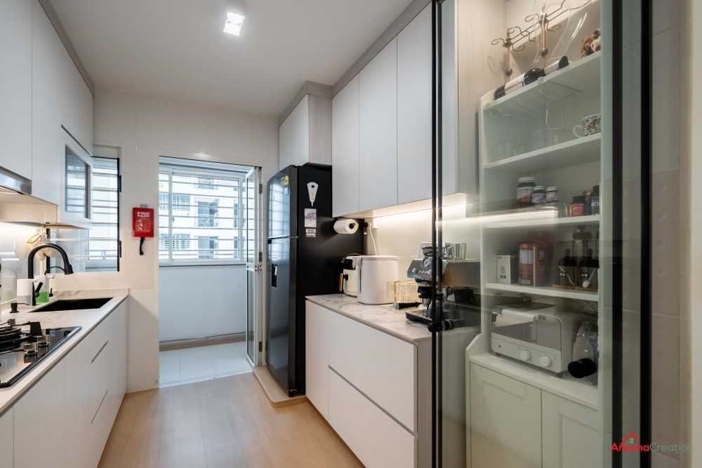 Contemporary Kitchen with Vinyl Flooring and Homogeneous Tiles