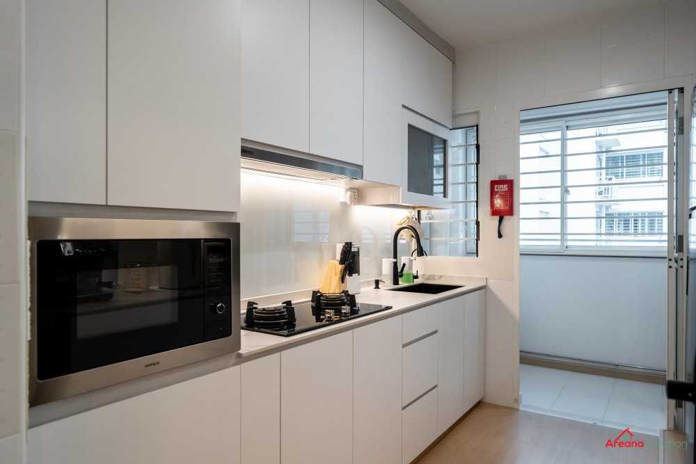 Contemporary Kitchen with Vinyl Flooring and Homogeneous Tiles