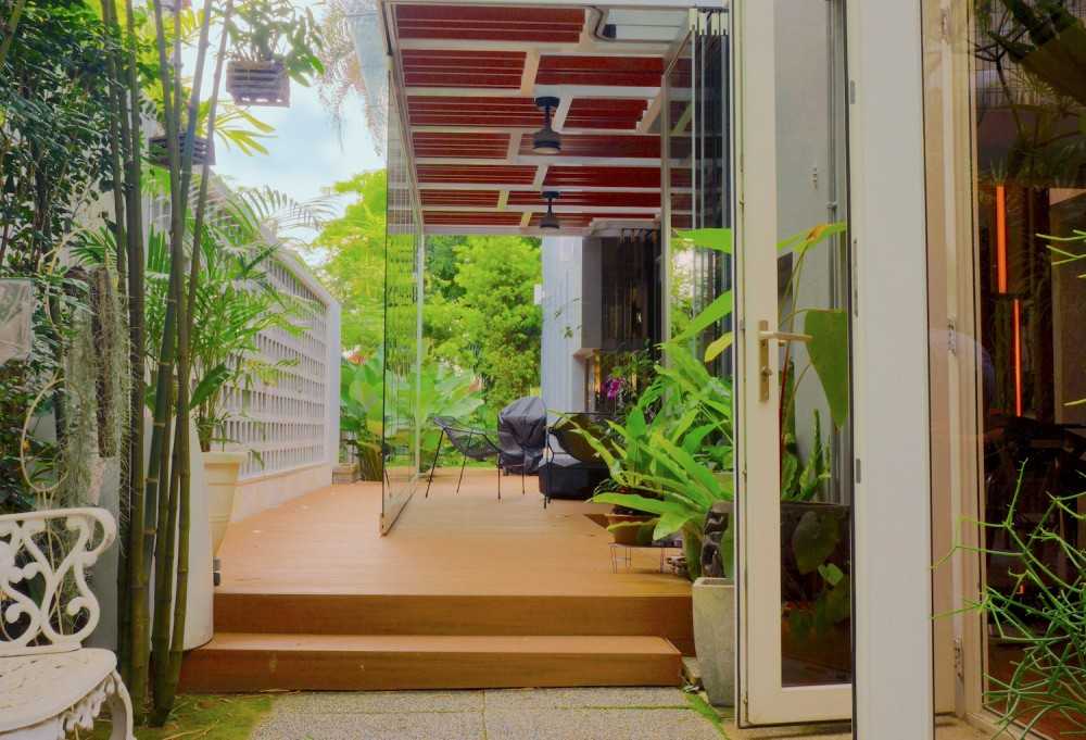 Transitional Courtyard with Wood Flooring and Glass Door