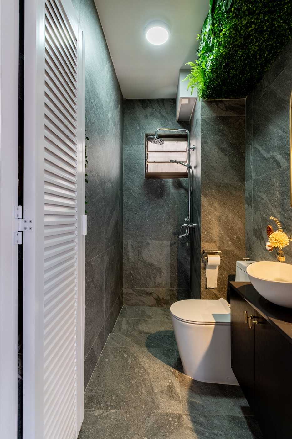 Scandinavian Bathroom with Countertop and Homogeneous Tiles