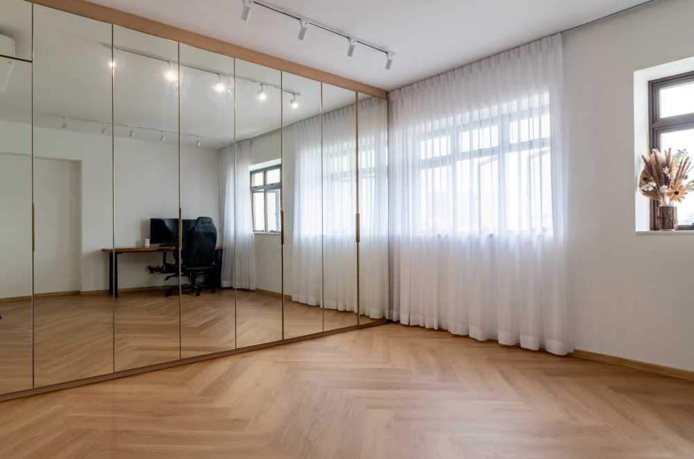 Scandinavian Walk-in Wardrobe with Mirror and Wardrobe