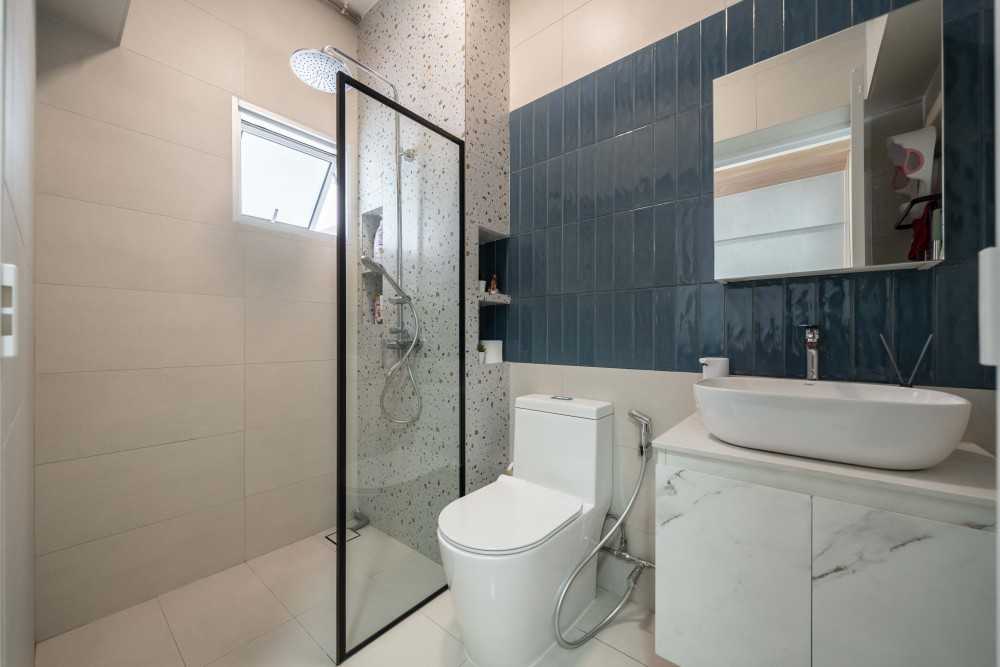 Contemporary Bathroom with Mirror and Bathroom Storage