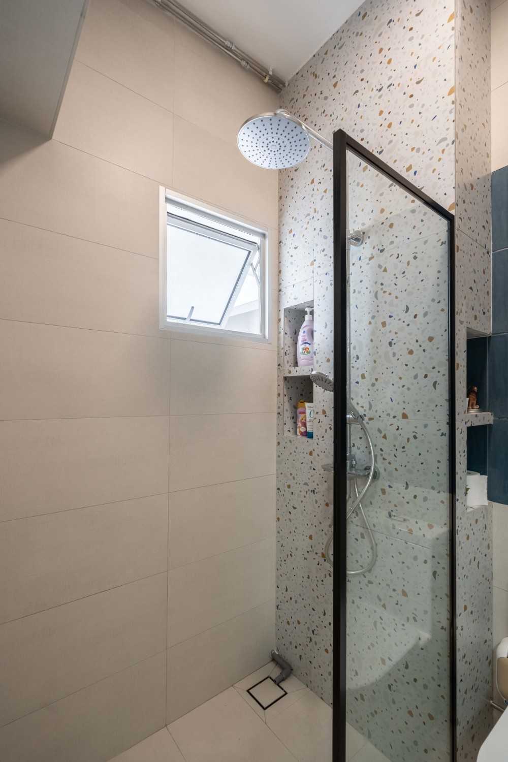 Contemporary Bathroom with Homogeneous Tiles and Mirror