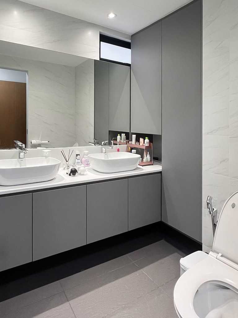 Scandinavian Bathroom with Mirror and Bathroom Storage
