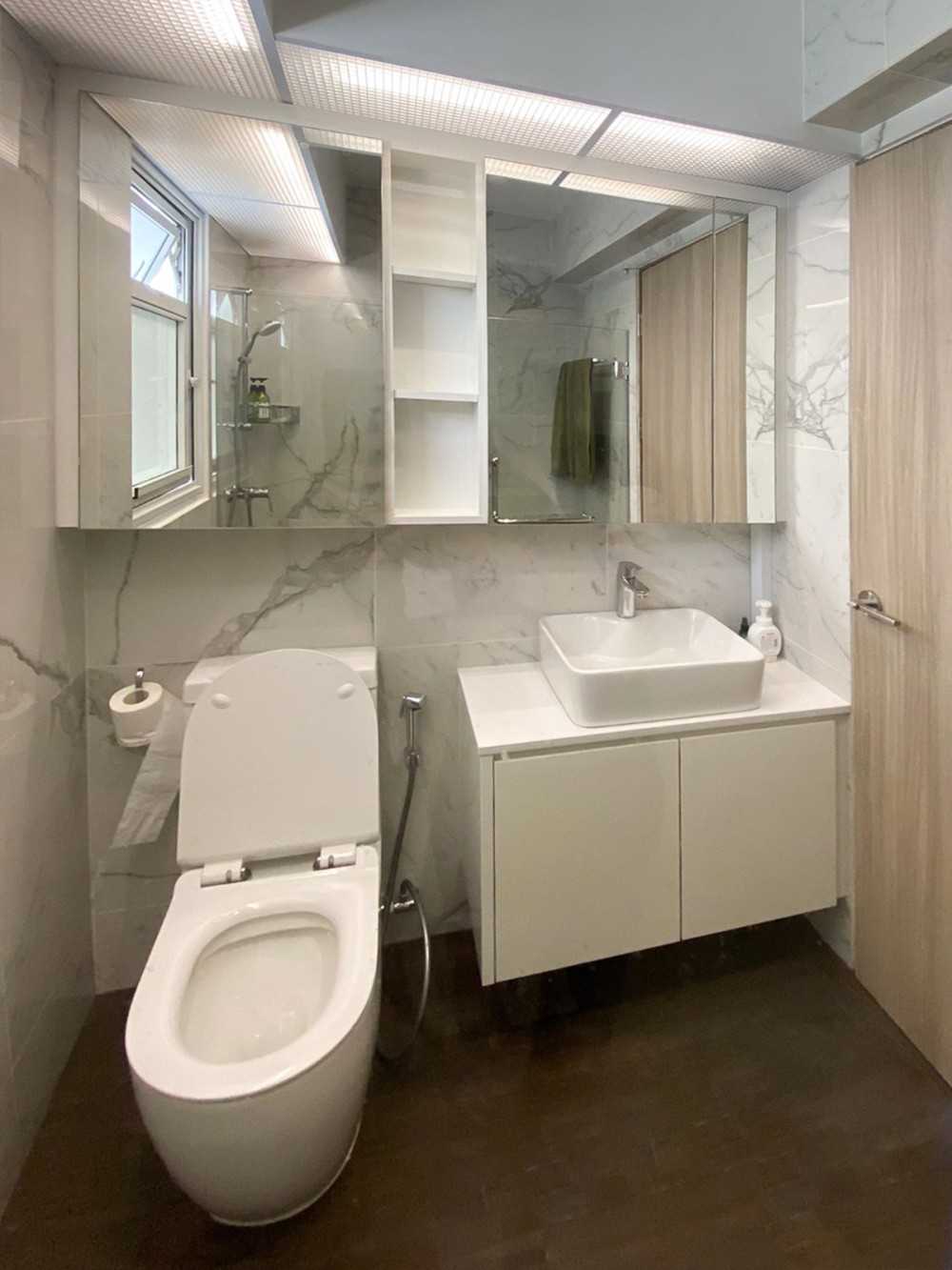 Scandinavian Bathroom with Mirror and Bathroom Storage