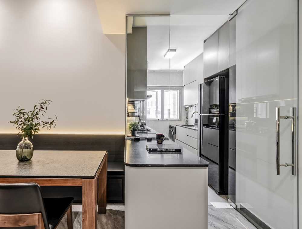 Contemporary Dining Room with Dining Table and Dining Chairs