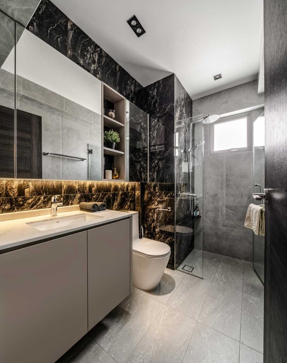 Contemporary Bathroom with Mirror and Rainshower