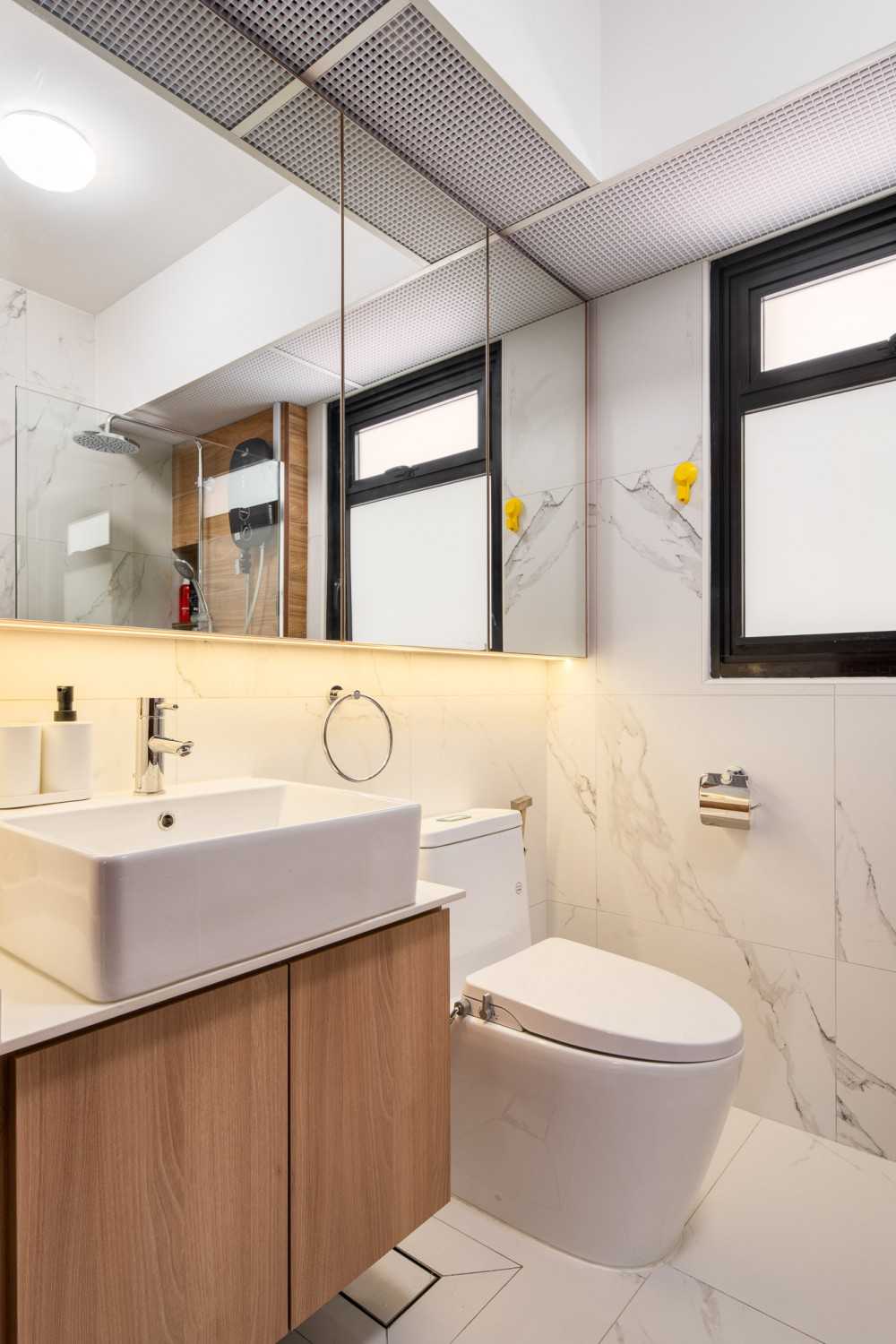 Scandinavian Bathroom with Countertop and Homogeneous Tiles
