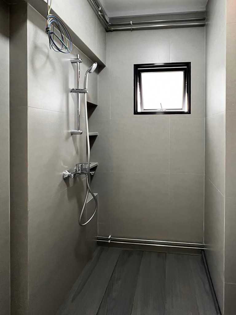 Scandinavian Bathroom with Window Grille and Paintings