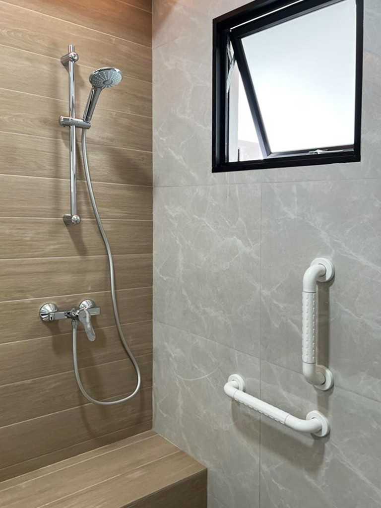 Scandinavian Bathroom with Window Grille and Bathroom Accessories