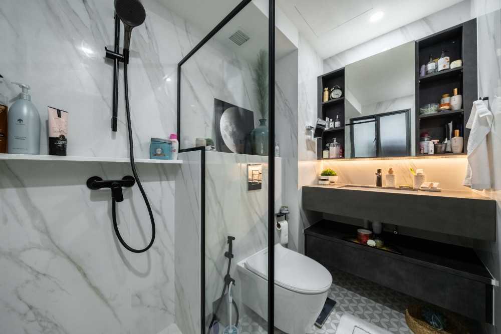 Contemporary Bathroom with Vinyl Flooring and Homogeneous Tiles