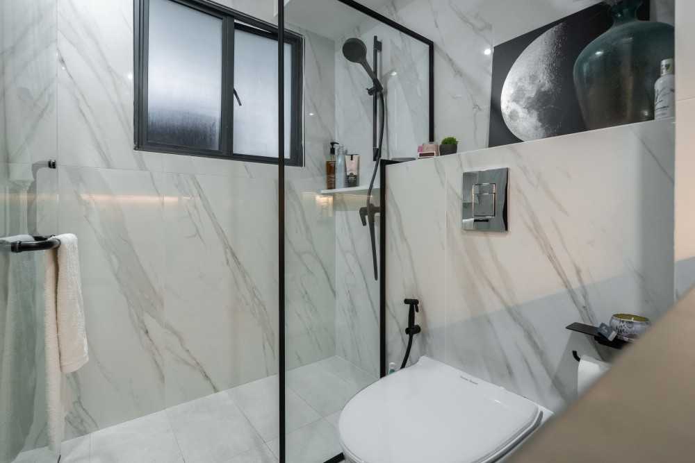 Contemporary Bathroom with Homogeneous Tiles and Shower Screen