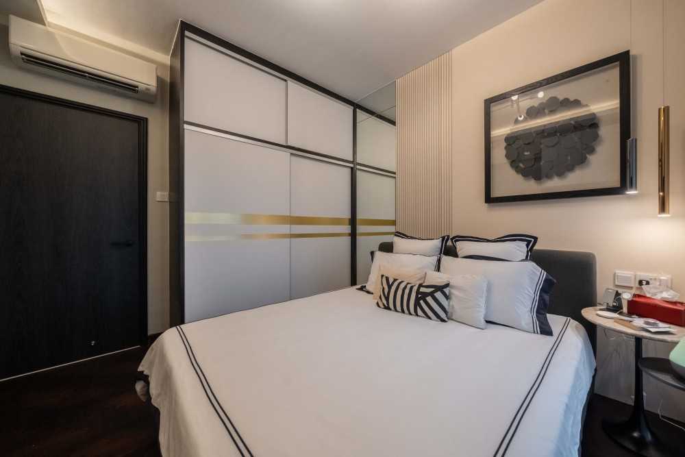 Contemporary Bedroom with Vinyl Flooring and Wardrobe