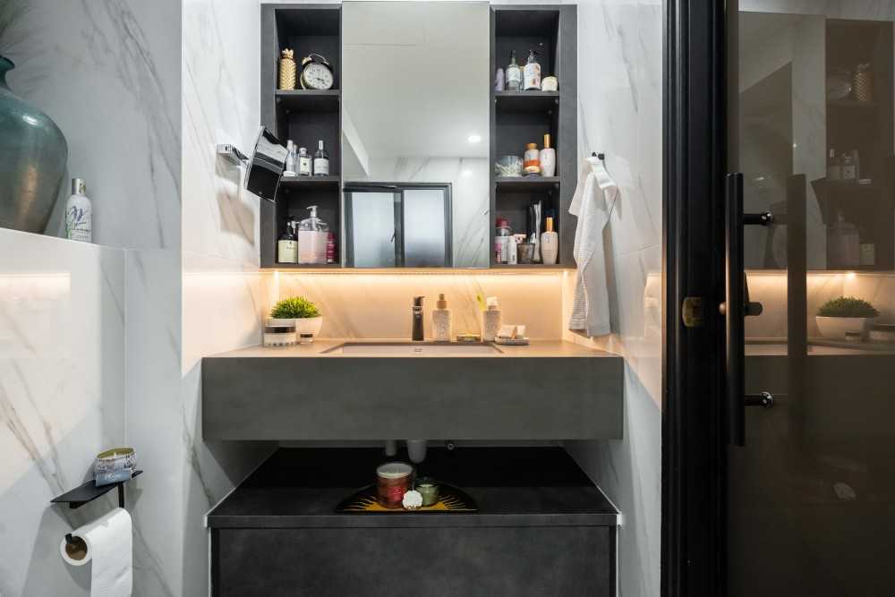 Contemporary Bathroom with Homogeneous Tiles and Shower Screen