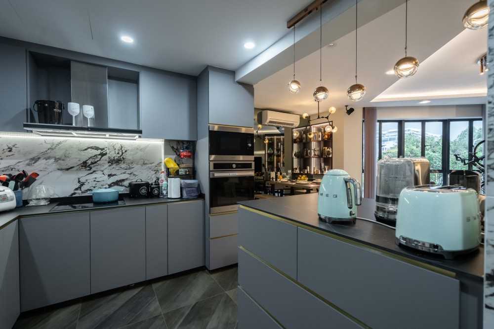 Contemporary Kitchen with Homogeneous Tiles and Kitchen Backsplash