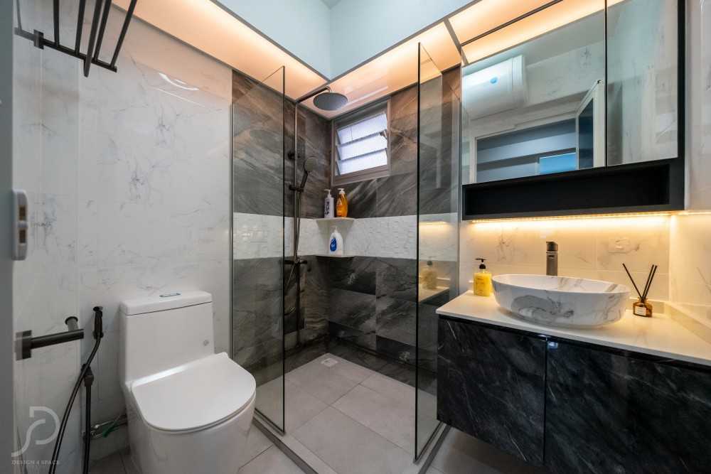 Modern Bathroom with Homogeneous Tiles and Wood Flooring