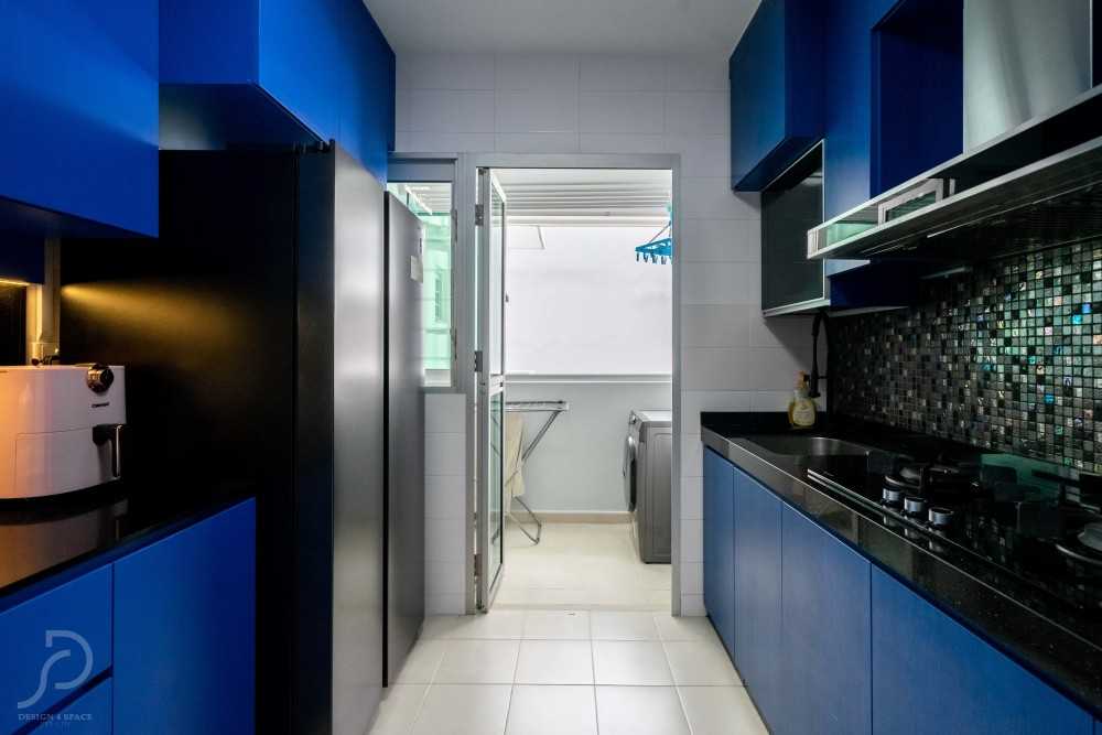 Modern Kitchen with Wood Flooring and Kitchen Window