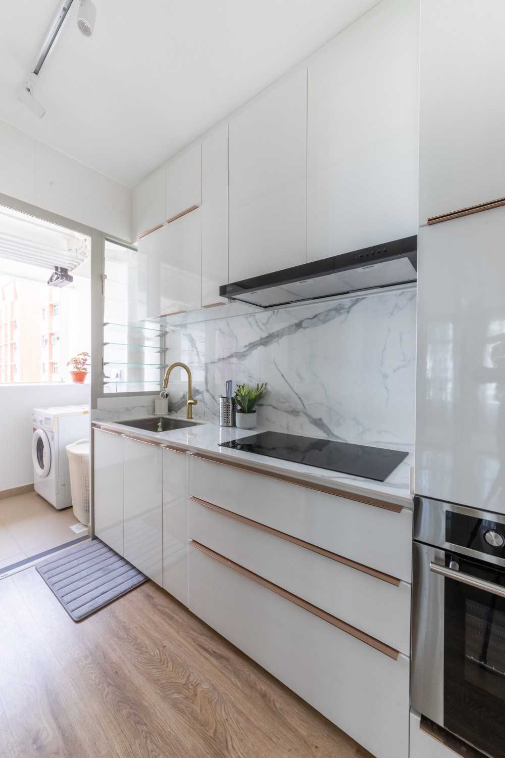 Minimalist Kitchen with Kitchen Backsplash and Kitchen Accessories