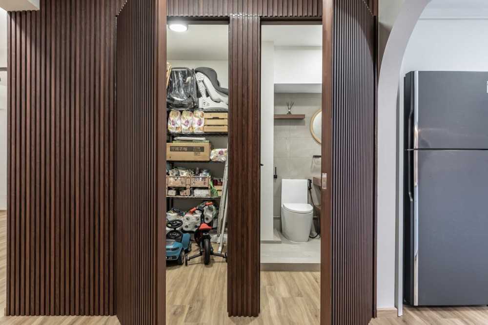 Scandinavian Entryway with Shoe Rack and Small Storage