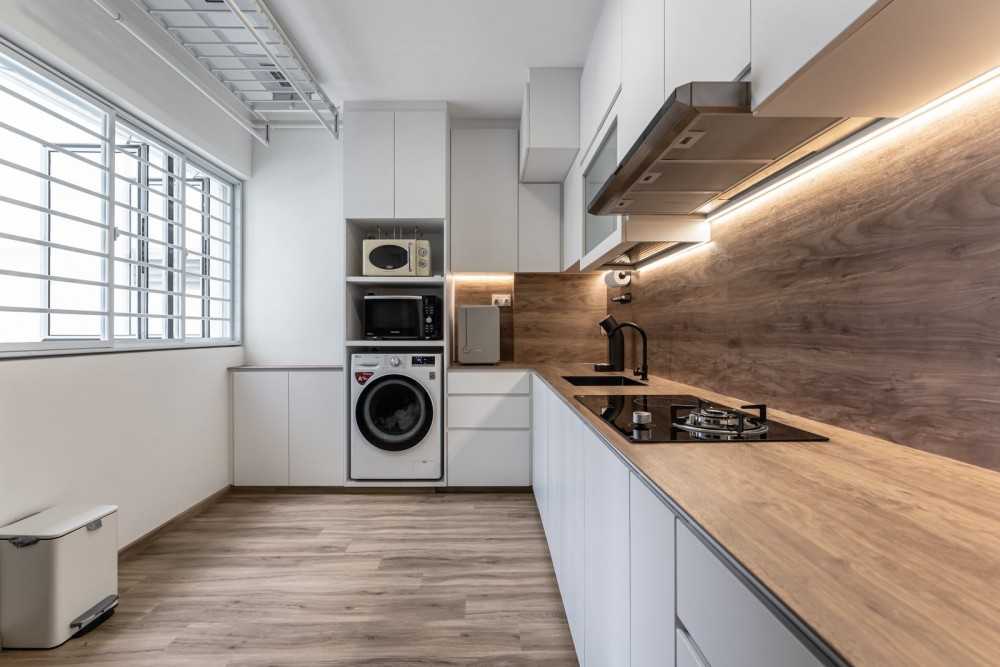 Scandinavian Kitchen with Vinyl Flooring and Kitchen Backsplash