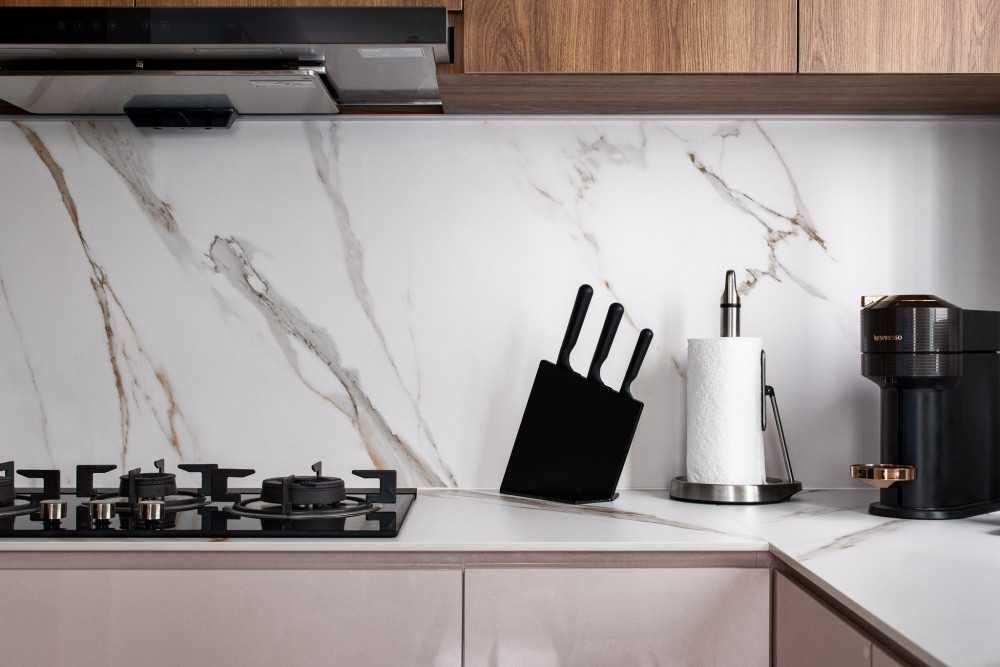 Contemporary Kitchen with Countertop and Kitchen Backsplash