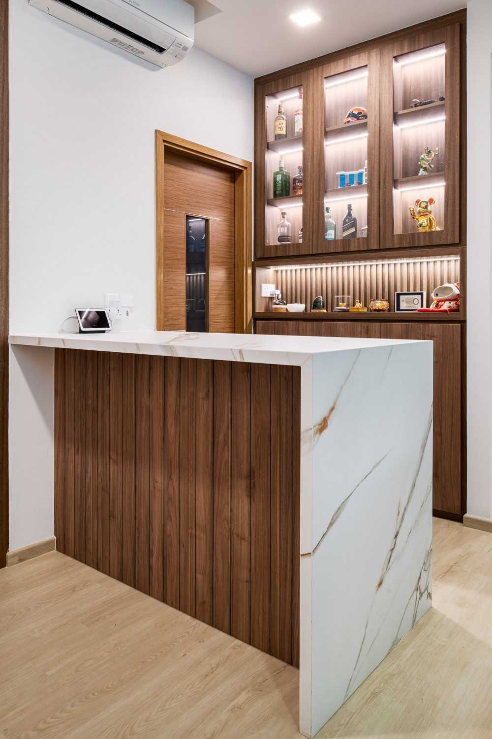Contemporary Dining Room with Dining Table and Dining Chairs