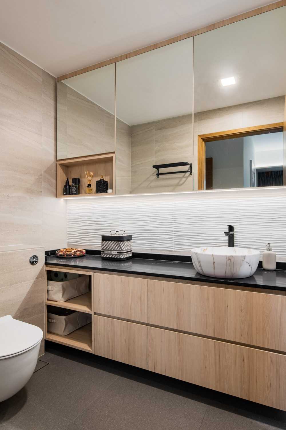 Contemporary Bathroom with Countertop and Homogeneous Tiles