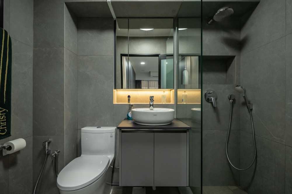 Contemporary Bathroom with Homogeneous Tiles and Mirror
