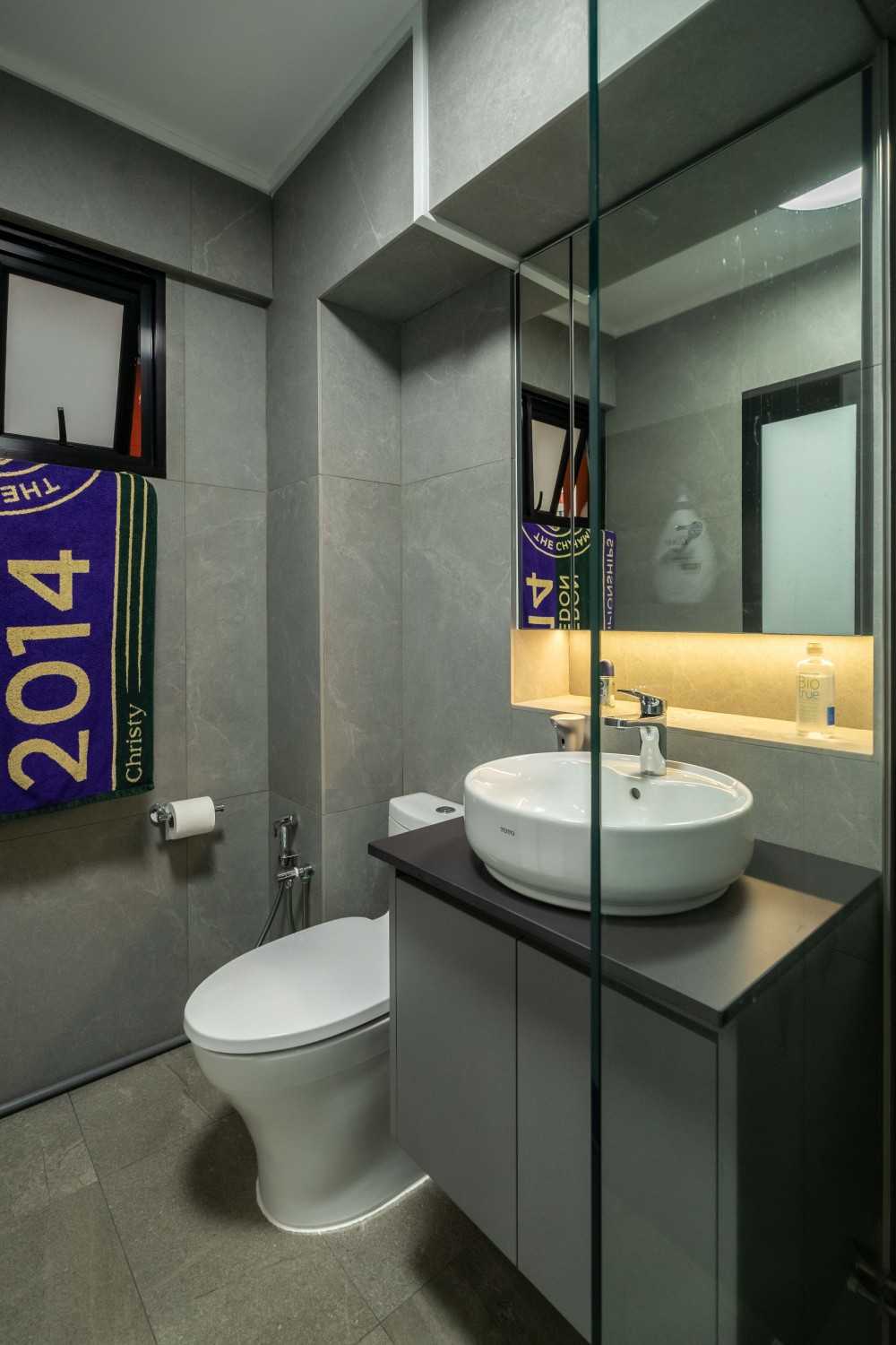 Contemporary Bathroom with Mirror and Bathtub